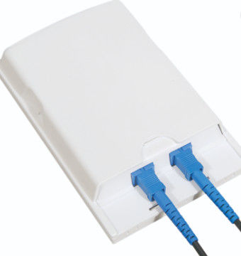 FTTH 2 quita el corazón a los adaptadores de fibra óptica del SC del ABS 2pcs de la PC de la caja de la terminación interiores o al aire libre