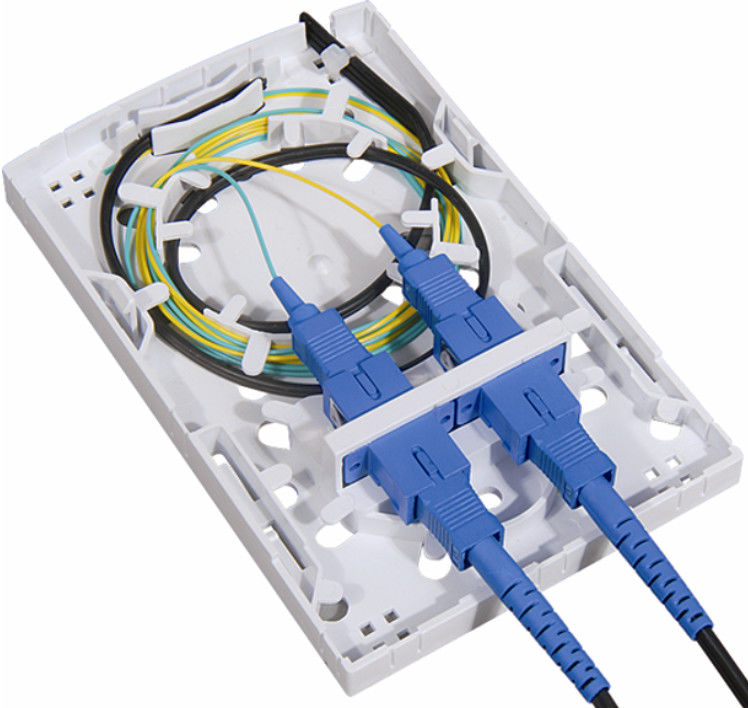 FTTH 2 quita el corazón a los adaptadores de fibra óptica del SC del ABS 2pcs de la PC de la caja de la terminación interiores o al aire libre