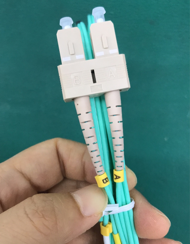 Chaqueta a dos caras Aqua Color del cordón de remiendo de la fibra óptica del SC LC OM3 300 LSZH