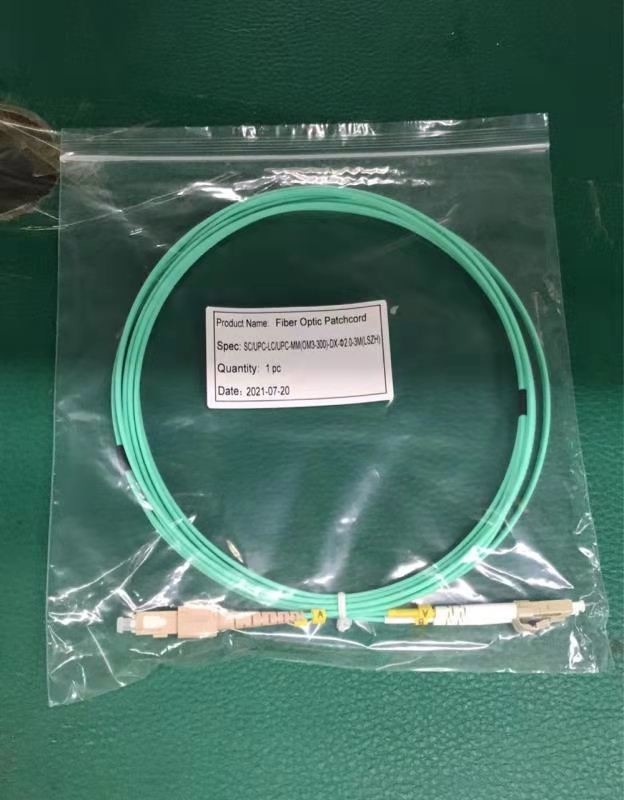 Chaqueta a dos caras Aqua Color del cordón de remiendo de la fibra óptica del SC LC OM3 300 LSZH