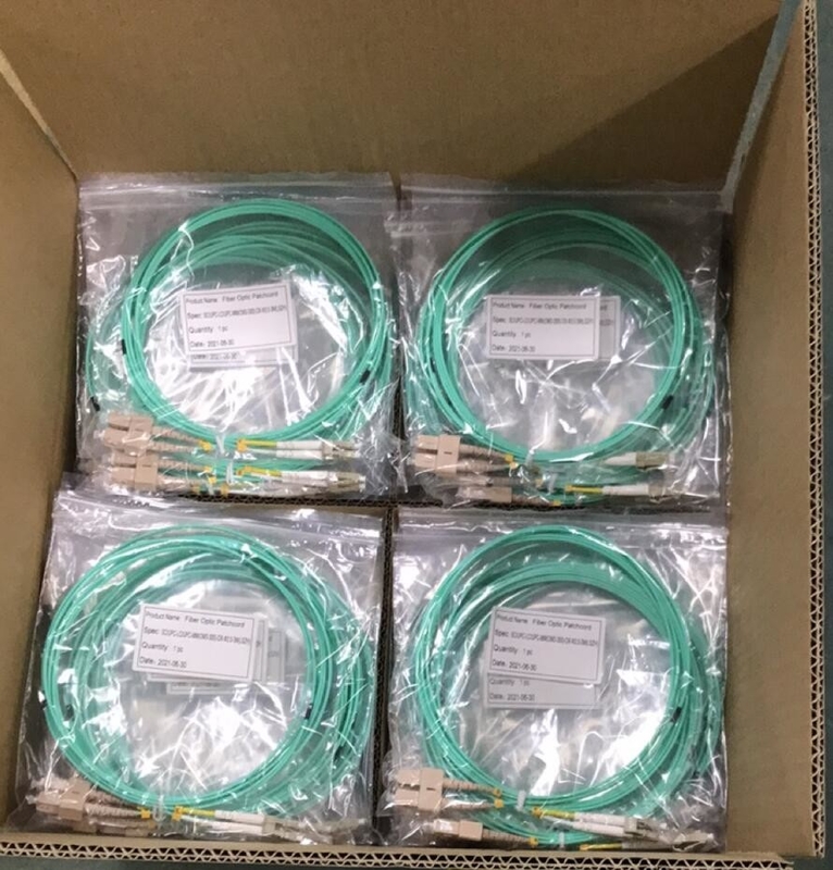 Chaqueta a dos caras Aqua Color del cordón de remiendo de la fibra óptica del SC LC OM3 300 LSZH